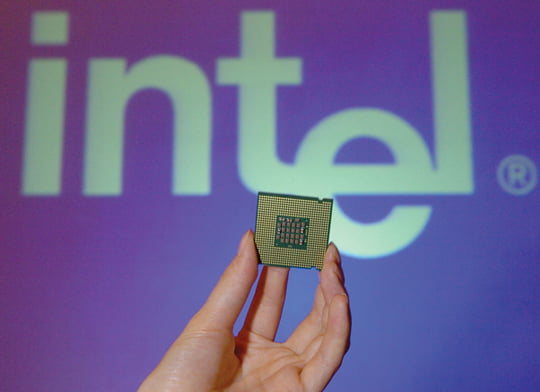 (FILES) Photo dated 22 February 2004 of the Intel Pentium 4 desktop processor 660 (3.60 GHz) shown during its press preview in Seoul.  Intel Corp. said 18 October 2005 its third-quarter net income rose 4.6 percent to 1.995 billion dollars amid strong demand for chips used in laptop computers. The profit amounted to 32 cents a share. But excluding special items it was 34 cents a share, a penny ahead of Wall Street estimates. Revenue grew 17.6 percent to 9.96 billion dollars. Intel also said it expected revenues for the fourth quarter in a range of 10.2 billion to 10.8 billion dollars.     AFP PHOTO/FILES/KIM Jae-hwan



<저작권자 ⓒ 2005 연 합 뉴 스. 무단전재-재배포 금지.>