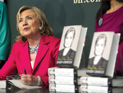 <YONHAP PHOTO-0951> Former US Secretary of State Hillary Rodham Clinton signs copies of her book "Hard Choices" at Barnes & Noble Union Square in New York City on June 10, 2014.        UPI/Dennis Van Tine/2014-06-11 13:46:56/
<저작권자 ⓒ 1980-2014 ㈜연합뉴스. 무단 전재 재배포 금지.>