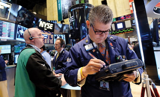 <YONHAP PHOTO-0179> epa04241405 Traders work on the floor of the New York Stock Exchange at the end of the trading day in New York, New York, USA, 05 June 2014. The Dow Jones Industrial average closed up nearly 100 points and at a new high.  EPA/JUSTIN LANE/2014-06-06 07:19:25/
<????沅??? ?? 1980-2014 ???고?⑸?댁?? 臾대? ??? ?щ같? 湲?吏?.>