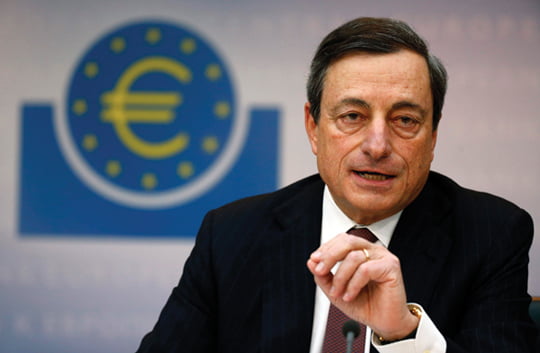 <YONHAP PHOTO-1792> Mario Draghi, President of the European Central Bank (ECB) , addresses the media during his monthly news conference in Frankfurt, March 7, 2013. Draghi announced that the ECB leaves the interest rates unchanged. REUTERS/Kai Pfaffenbach (GERMANY - Tags: BUSINESS)/2013-03-07 23:49:32/
<????沅??? ?? 1980-2013 ???고?⑸?댁?? 臾대? ??? ?щ같? 湲?吏?.>