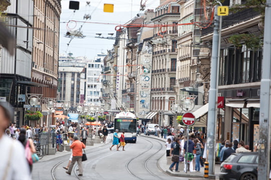 <YONHAP PHOTO-0412> A trolley makes it way through the streets in the commercial center of Geneva, Switzerland, on June 6, 2009. Swiss money managers are offering to help crack down on tax evaders and planning for a world with less secrecy. Photographer: Tom Wagner/Bloomberg Markets via Bloomberg News 

EDITOR'S NOTE: IMAGE AVAILABLE FOR ONE-TIME USE ONLY TO ACCOMPANY BLOOMBERG MARKETS MAGAZINE STORY, GENEVA BANKS, BY STEPHANIE BAKER. EDITORIAL USE ONLY. NO SALES. NO ARCHIVING./2009-07-02 06:47:49/
<저작권자 ⓒ 1980-2009 ㈜연합뉴스. 무단 전재 재배포 금지.>