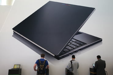 <YONHAP PHOTO-0229> SAN FRANCISCO, CA - MAY 15: Attendees inspect the Google Chromebook Pixel laptop during the Google I/O developers conference at the Moscone Center on May 15, 2013 in San Francisco, California. Thousands are expected to attend the 2013 Google I/O developers conference that runs through May 17. At the close of the markets today Google shares were at all-time record high at $916 a share, up 3.3 percent.   Justin Sullivan/Getty Images/AFP== FOR NEWSPAPERS, INTERNET, TELCOS & TELEVISION USE ONLY ==../2013-05-16 06:13:26/
<저작권자 ⓒ 1980-2013 ㈜연합뉴스. 무단 전재 재배포 금지.>