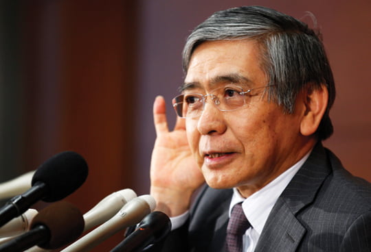 <YONHAP PHOTO-1206> Bank of Japan Governor Haruhiko Kuroda speaks during a news conference at the BOJ headquarters in Tokyo April 30, 2014. Kuroda said on Wednesday that he would adjust policy without hesitation if risk factors were to lead to a change in the central bank's forecasts and pose an obstacle to meeting its price target.   REUTERS/Toru Hanai (JAPAN - Tags: BUSINESS)/2014-04-30 16:56:16/
<????沅??? ?? 1980-2014 ???고?⑸?댁?? 臾대? ??? ?щ같? 湲?吏?.>