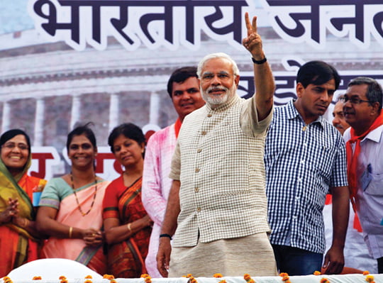 <YONHAP PHOTO-2044> Hindu nationalist Narendra Modi, the prime ministerial candidate for India's main opposition Bharatiya Janata Party (BJP), gestures during a public meeting in Vadodra in the western Indian state of Gujarat May 16, 2014. Modi said on Friday that he would work for the good of all Indians after his opposition party's resounding general election victory. REUTERS/Amit Dave (INDIA - Tags: POLITICS ELECTIONS)/2014-05-16 23:11:52/
<????沅??? ?? 1980-2014 ???고?⑸?댁?? 臾대? ??? ?щ같? 湲?吏?.>