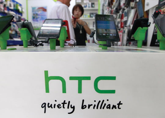 <YONHAP PHOTO-1020> Customers look at HTC smartphones in a mobile phone shop in Taipei in this July 30, 2013 file photo. Taiwanese smartphone vendor HTC Corp said on May 6, 2014 it projects revenue in April-June to almost match that of a year earlier thanks primarily to sales of new flagship One M8 beating those of its predecessor. REUTERS/Pichi Chuang (TAIWAN - Tags: BUSINESS TELECOMS)/2014-05-06 16:58:03/
<저작권자 ⓒ 1980-2014 ㈜연합뉴스. 무단 전재 재배포 금지.>