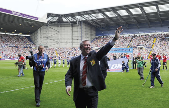 <YONHAP PHOTO-0026> Manchester United manager Alex Ferguson acknowledges the crowd before the start of the English Premier League football match between West Bromwich Albion and Manchester United at The Hawthorns in West Bromwich, central England, on May 19, 2013. English football will witness the end of an era Ferguson takes charge of Manchester United for the 1,500th and final time in their last game of the season at West Bromwich Albion. AFP PHOTO / ADRIAN DENNIS ....RESTRICTED TO EDITORIAL USE. No use with unauthorized audio, video, data, fixture lists, club/league logos or “live” services. Online in-match use limited to 45 images, no video emulation. No use in betting, games or single club/league/player publications.../2013-05-20 00:40:43/
<저작권자 ⓒ 1980-2013 ㈜연합뉴스. 무단 전재 재배포 금지.>