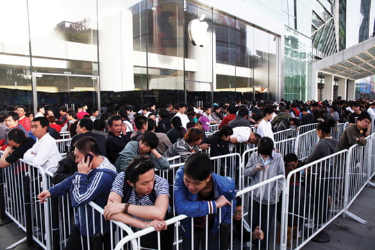 <YONHAP PHOTO-0961> (110506) -- BEIJING, May 6, 2011 (Xinhua) -- Customers queue up outside the retail store of Apple Inc. to wait for the release of iPad 2 in mainland China at Xidan commercial district of Beijing, capital of China, May 6, 2011. iPad 2, the second generation of Apple's iPad tablet, was put on sale on Chinese mainland on Friday. (Xinhua/Yang Le) (yyq)/2011-05-06 11:54:58/
<????沅??? ?? 1980-2011 ???고?⑸?댁?? 臾대? ??? ?щ같? 湲?吏?.>