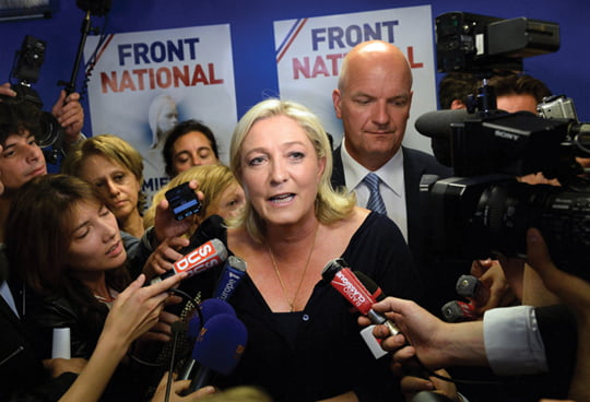 <YONHAP PHOTO-0149> French far-right Front National (FN) party president Marine Le Pen reacts at the party's headquarters in Nanterre, outside Paris, on May 25, 2014. France suffered a political earthquake on May 25, 2014 as the far-right National Front topped the polls in European elections with an unprecedented haul of one in every four votes cast, exit polls indicated. AFP PHOTO / PIERRE ANDRIEU../2014-05-26 05:35:03/
<????沅??? ?? 1980-2014 ???고?⑸?댁?? 臾대? ??? ?щ같? 湲?吏?.>