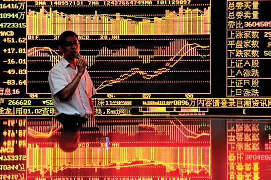 <YONHAP PHOTO-1708> An employee of a trading house speaks into a microphone as he comments on Chinese shares in Shanghai on August 18, 2010.  Chinese shares closed down 0.21 percent as profit-taking pressures outweighed strong debut from China Everbright Bank, dealers said. The Shanghai Composite Index, which covers both A and B shares, was down 5.59 points at 2,666.30 on turnover of 128.8 billion yuan (19.0 billion USD).  AFP PHOTO / PHILIPPE LOPEZ
/2010-08-18 17:17:23/
<????沅??? ?? 1980-2010 ???고?⑸?댁?? 臾대? ??? ?щ같? 湲?吏?.>