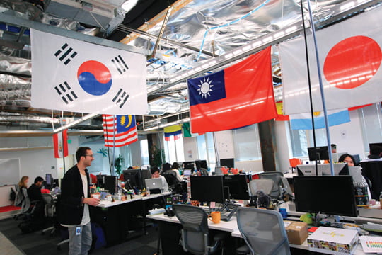 <YONHAP PHOTO-0269> Employees work in the international user operations area at the new headquarters of Facebook in Menlo Park, California January 11, 2012. The 57-acre campus, which formerly housed Sun Microsystems, features open work spaces for nearly 2,000 employees on the one million square foot campus, with room for expansion. Picture taken January 11, 2012.  REUTERS/Robert Galbraith  (UNITED STATES - Tags: SCIENCE TECHNOLOGY MEDIA)/2012-01-13 05:54:09/
<????沅??? ?? 1980-2012 ???고?⑸?댁?? 臾대? ??? ?щ같? 湲?吏?.>