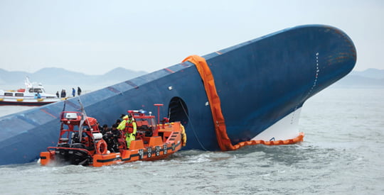 <YONHAP PHOTO-0331> <여객선침몰> 구조 준비

    (진도=연합뉴스) 특별취재팀 = 17일 오전 여객선 '세월호'가 침몰한 전남 진도군 조도면 병풍도 북쪽 20km 사고 해상에서 해경 잠수부가 입수 준비를 하고 있다. 2014.4.17

    minu21@yna.co.kr/2014-04-17 08:18:00/
<저작권자 ⓒ 1980-2014 ㈜연합뉴스. 무단 전재 재배포 금지.>