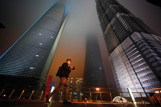 <YONHAP PHOTO-1216> A combination photo shows people walking past the skyscrapers Shanghai World Financial Center, Shanghai Tower and Jin Mao Tower (L-R) before (top) and during Earth Hour at the financial district of Pudong in Shanghai March 29, 2014. Earth Hour, when everyone around the world is asked to turn off lights for an hour from 8.30 p.m. local time, is meant as a show of support for tougher action to confront climate change. REUTERS/Carlos Barria  (CHINA - Tags: SOCIETY ENVIRONMENT)/2014-03-29 23:09:04/
<????沅??? ?? 1980-2014 ???고?⑸?댁?? 臾대? ??? ?щ같? 湲?吏?.>