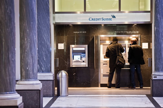 <YONHAP PHOTO-0020> Customers use an ATM machine at the Credit Suisse Group AG company headquarters in Zurich, Switzerland, on Saturday, Feb. 5, 2011. Credit Suisse Group AG, Switzerland's second-biggest bank, is marketing notes linked to a basket of South East Asian stock indexes to investors in Germany. Photographer: Adrian Moser/Bloomberg/2011-02-08 00:31:32/
<????沅??? ?? 1980-2011 ???고?⑸?댁?? 臾대? ??? ?щ같? 湲?吏?.>
