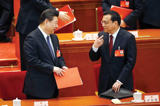 <YONHAP PHOTO-0991> China's President Xi Jinping (L) talks with Premier of the People's Republic of China and party secretary of the State Council Li Keqiang (R) during the closing ceremony of the Chinese National People's Congress (NPC) at the Great Hall of the People, in Beijing, March 13, 2014.  REUTERS/Kim Kyung-Hoon (CHINA - Tags: POLITICS)/2014-03-13 11:23:18/
<????沅??? ?? 1980-2014 ???고?⑸?댁?? 臾대? ??? ?щ같? 湲?吏?.>