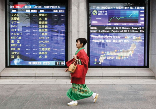 <YONHAP PHOTO-0170> A woman in kimono walks past a stock quotation board outside a brokerage in Tokyo in this January 4, 2010 file photograph. Tokyo defeated the bids from Madrid and Istanbul to win the right to host the 2020 summer Olympics. REUTERS/Toru Hanai/Files (JAPAN - Tags: BUSINESS SPORT OLYMPICS)/2013-09-08 05:34:43/
<????沅??? ?? 1980-2013 ???고?⑸?댁?? 臾대? ??? ?щ같? 湲?吏?.>