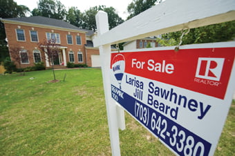 <YONHAP PHOTO-0053> (FILES) A "for sale" sign sits in front of a home in Alexandria, Virginia, on August 25, 2008. Existing US home sales plunged a steeper than expected 27.2 percent in July from a month earlier, an industry group said August 24, 2010, casting further doubt on the viability of the economic recovery. AFP PHOTO/Saul LOEB
/2010-08-25 00:33:04/
<저작권자 ⓒ 1980-2010 ㈜연합뉴스. 무단 전재 재배포 금지.>