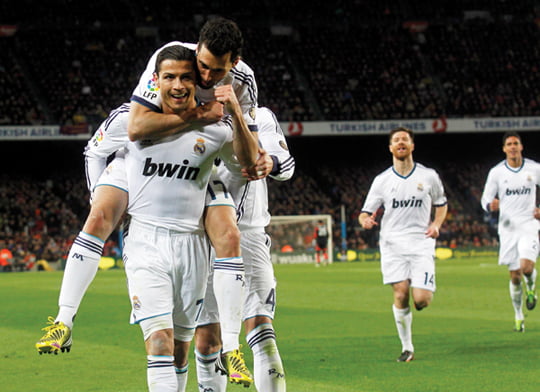 <YONHAP PHOTO-0428> Real Madrid's Cristiano Ronaldo (L) is congratulated by team mate Alvaro Arbeloa after scoring his second goal against Barcelona during their Spanish King's Cup semifinal second round soccer match at Camp Nou stadium in Barcelona February 26, 2013.  REUTERS/Albert Gea (SPAIN - Tags: SPORT SOCCER TPX IMAGES OF THE DAY)/2013-02-27 07:31:05/
<????沅??? ?? 1980-2013 ???고?⑸?댁?? 臾대? ??? ?щ같? 湲?吏?.>