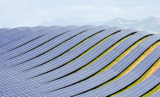 <YONHAP PHOTO-2216> TO GO WITH AFP STORY 
A picture taken on May 9, 2011 in Les Mees, southern France shows solar panels. With its 50 hectares producing 36 Megawatts, the plant was inaugurated on May 12, 2011 and will become the biggest one in France. AFP PHOTO / BORIS HORVAT
/2011-05-13 17:13:16/
<????沅??? ?? 1980-2011 ???고?⑸?댁?? 臾대? ??? ?щ같? 湲?吏?.>