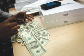 <YONHAP PHOTO-0184> A customer uses cash to pay for new Apple Inc. iPads at the Apple store on 5th Avenue in New York, U.S., on Friday, March 16, 2012. Apple Inc. started selling its new iPad today, betting on a sharper screen and faster chip to extend its lead over Google Inc. and Amazon.com Inc. in the growing market for tablet computers. Photographer: Scott Eells/Bloomberg
/2012-03-17 08:10:17/
<저작권자 ⓒ 1980-2012 ㈜연합뉴스. 무단 전재 재배포 금지.>