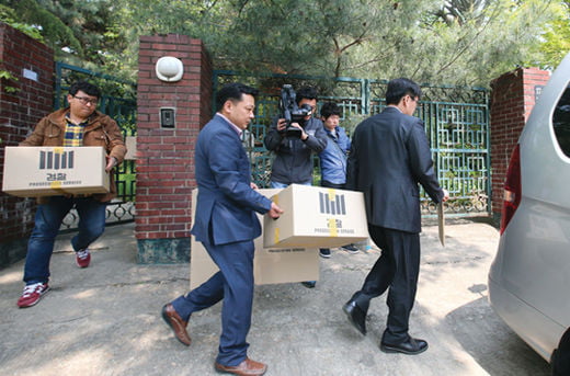 <YONHAP PHOTO-0621> <세월호참사> 청해진해운 관련 유병언 전 회장 일가 압수수색

    (서울=연합뉴스) 홍해인 기자 = 세월호의 선사 청해진해운과 관련된 회사를 수사중인 인천지검 특별수사팀 검찰수사관들이 23일 오전 서울 서초구 유병언 전 세모그룹 회장 일가 자택에서 압수물품을 박스에 담아 자택을 나오고 있다. 2014.4.23

    hihong@yna.co.kr/2014-04-23 14:15:38/
<저작권자 ⓒ 1980-2014 ㈜연합뉴스. 무단 전재 재배포 금지.>