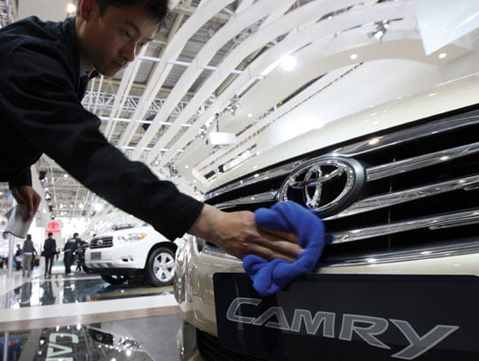 <YONHAP PHOTO-1319> A worker polishes a Toyota Motor Corp. Camry vehicle, displayed at the Beijing Auto Show in Beijing, China, on Saturday, April 24, 2010. The show will be held through April 27. Photographer: Tomohiro Ohsumi/Bloomberg/2010-04-24 23:57:30/
<????沅??? ?? 1980-2010 ???고?⑸?댁?? 臾대? ??? ?щ같? 湲?吏?.>
