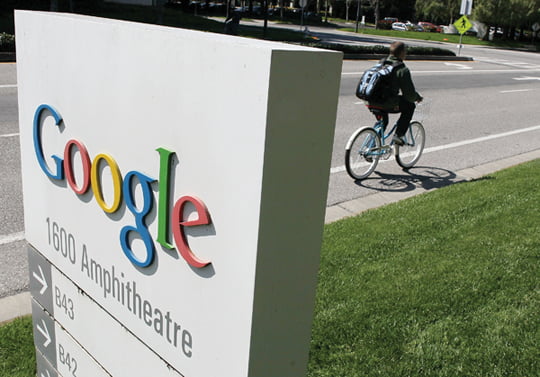 <YONHAP PHOTO-0323> MOUNTAIN VIEW, CA - MARCH 10: A bicyclist rides by a sign outside of the Google headquarters March 10, 2010 in Mountain View, California. Google announced today that they are adding bicycle routes to their popular Google Maps and is available in 150 U.S. cities.   Justin Sullivan/Getty Images/AFP
== FOR NEWSPAPERS, INTERNET, TELCOS & TELEVISION USE ONLY ==
/2010-03-11 05:51:22/
<????沅??? ?? 1980-2010 ???고?⑸?댁?? 臾대? ??? ?щ같? 湲?吏?.>