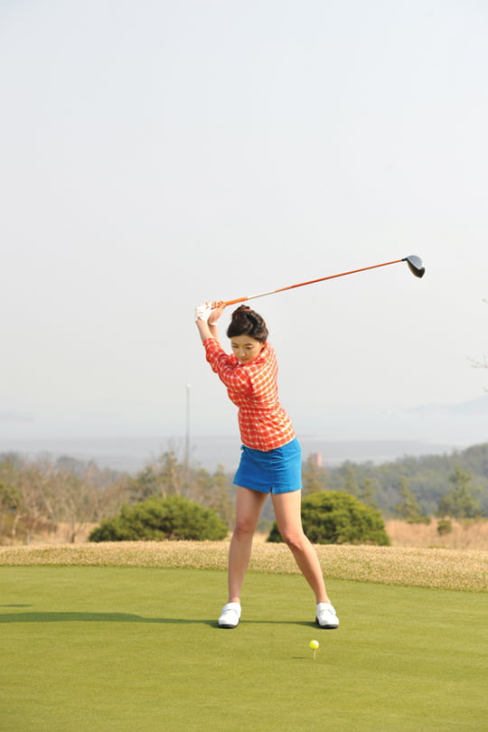[Golf] 핵심은 몸을 꼬는 것…왼쪽 어깨와 손 최대한 낮춰야