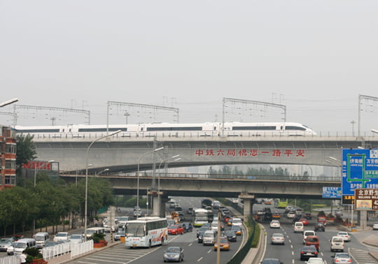 <YONHAP PHOTO-2972> (110630) -- BEIJING, June 30, 2011 (Xinhua) -- The first commercial bullet train on the Beijing-Shanghai High-Speed Railway sets off from Beijing South Railway Station in Beijing, capital of China, June 30, 2011. The 1,318-kilometer railway, starting from Beijing and ending at Shanghai, opened to traffic on Thursday, cutting the single-way time between the two cities to under five hours. (Xinhua/Wang Shen) (zn)/2011-06-30 23:50:58/
<저작권자 ⓒ 1980-2011 ㈜연합뉴스. 무단 전재 재배포 금지.>