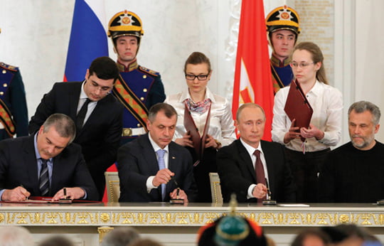 <YONHAP PHOTO-1817> Russian President Vladimir Putin (front 2nd R), chief of Crimea's government Sergei Aksyonov (front L), Crimean parliamentary speaker Vladimir Konstantinov (front 2nd L) and Sevastopol Mayor Alexei Chaliy (front R) attend a signing ceremony at the Kremlin in Moscow March 18, 2014. Putin and two Crimean leaders signed a treaty on Tuesday on making the Ukrainian Black Sea peninsula a part of Russia. The signing in the Kremlin came two days after Crimeans voted overwhelmingly to secede from Ukraine and join Russia in a referendum condemned by the Ukrainian government, the United States and the European Union as illegitimate. REUTERS/Maxim Shemetov (RUSSIA - Tags: POLITICS)/2014-03-18 21:44:38/
<????沅??? ?? 1980-2014 ???고?⑸?댁?? 臾대? ??? ?щ같? 湲?吏?.>