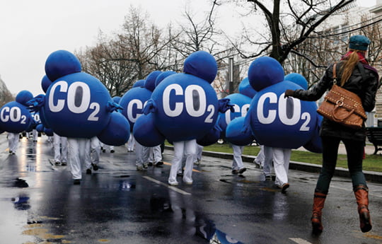  Environmental activists dressed up as CO2 molecules stage a protest in Berlin on December 12, 2009 to coincide with the United Nations Climate Change Conference in Copenhagen. The COP15 climate summit continues with rich countries being asked to raise their pledges on tackling climate change under a draft text of a possible final deal at the Copenhagen summit.   AFP PHOTO / DAVID GANNON

/2009-12-12 23:39:30/
