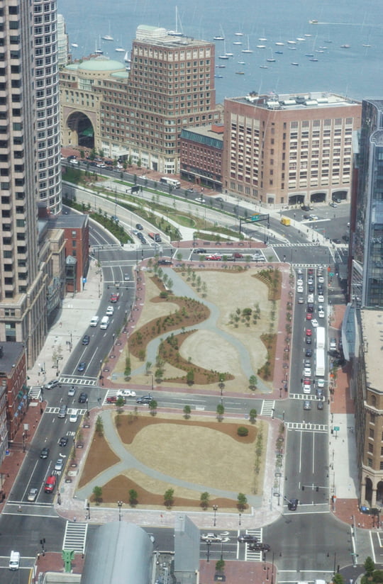 <YONHAP PHOTO-0274> A portion of the 27 acres of public land called the Rose Kennedy Greenway is seen from a building in South Boston, Friday, July 27, 2007. The greenway was made available by the removal of the elevated Central Artery during Big Dig construction. (AP Photo/Lisa Poole)/2007-07-28 06:18:45/
<저작권자 ⓒ 1980-2007 ㈜연합뉴스. 무단 전재 재배포 금지.>