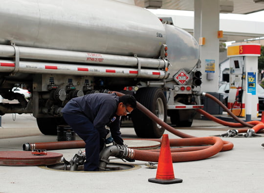 <YONHAP PHOTO-0079> A worker delivers a new shipment of gasoline to a gas station in Encinitas, California, October 8, 2012. California gasoline prices have hit record highs, selling as high as $5 a gallon in some locations, because of refinery and pipeline shutdowns with some retail stations running out of supply.
  REUTERS/Mike Blake  (UNITED STATES - Tags: TRANSPORT ENERGY POLITICS)/2012-10-09 01:22:15/
<저작권자 ⓒ 1980-2012 ㈜연합뉴스. 무단 전재 재배포 금지.>