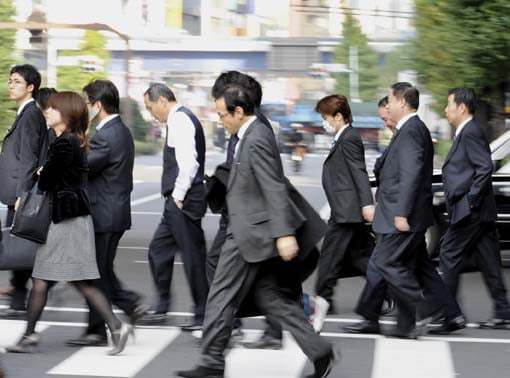 <YONHAP PHOTO-0529> Japanese businessmen walk with their head down in Tokyo on November 17, 2008. Japan's economy slipped into recession in the third quarter as companies slashed investment to weather the financial crisis. Japan's economy contracted by 0.1 percent in the three months to September, after shrinking 0.9 percent in the second quarter of the year, according to a preliminary estimate released by the Cabinet Office.    AFP PHOTO / Yoshikazu TSUNO
/2008-11-17 13:58:08/
<저작권자 ⓒ 1980-2008 ㈜연합뉴스. 무단 전재 재배포 금지.>