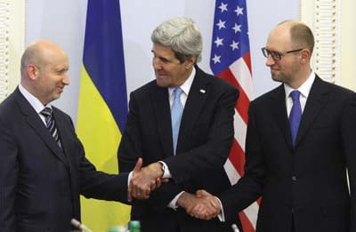 <YONHAP PHOTO-0292> U.S. Secretary of State John Kerry (C) shakes hands with Ukrainian  and Acting President  Oleksandr Turchynov (L) and Prime Minister Arseniy Yatsenyuk (R) before their meting in Kiev on March, 4, 2014. Kerry announced a $1 billion economic package in support of the new government, while Russian President Vladimir Putin says he reserves the right to use force in the Ukraine as a last resort. UPI/Ivan Vakolenko/2014-03-05 07:16:10/
<저작권자 ⓒ 1980-2014 ㈜연합뉴스. 무단 전재 재배포 금지.>