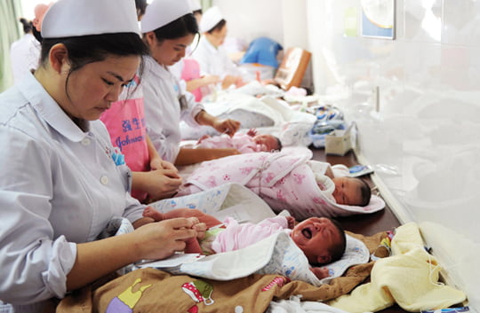 <YONHAP PHOTO-0801> Nurses attend to newborn babies at a hospital in Hefei, Anhui province October 31, 2011. The world's population will reach seven billion on October 31, according to projections by the United Nations, which says this global milestone presents both an opportunity and a challenge for the planet. While more people are living longer and healthier lives, says the U.N., gaps between rich and poor are widening and more people than ever are vulnerable to food insecurity and water shortages. REUTERS/Stringer (CHINA - Tags: HEALTH SOCIETY)/2011-10-31 15:04:00/
<????沅??? ?? 1980-2011 ???고?⑸?댁?? 臾대? ??? ?щ같? 湲?吏?.>