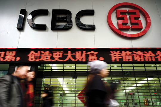 <YONHAP PHOTO-0276> (FILES)Pedestrians walk past a branch of China's banking giant Industrial and Commercial Bank of China (ICBC) in Shanghai in this January 18, 2011 file photo. The United States on May 9, 2012 opened its banking market to ICBC, China's biggest bank, and extended the US reach of other major Chinese state-controlled banks, citing improvements in Beijing's bank supervision. Industrial and Commercial Bank of China (ICBC), Bank of China and Agricultural Bank of China have been cleared to have branches in the United States, the Federal Reserve said. AFP PHOTO / Philippe Lopez../2012-05-10 07:04:27/
<저작권자 ⓒ 1980-2012 ㈜연합뉴스. 무단 전재 재배포 금지.>