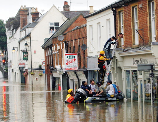 <YONHAP PHOTO-0096> Men are rescued from a flooded building in Evesham, central England, July 21, 2007.  Torrential rain caused flash floods and brought transport chaos, the Highways Agency said on Saturday. As many as 2,000 people had to be taken to emergency centres in the Cotswolds, one of England's most picturesque regions.   REUTERS/Darren Staples  (BRITAIN)/2007-07-22 06:48:03/
<저작권자 ⓒ 1980-2007 ㈜연합뉴스. 무단 전재 재배포 금지.>