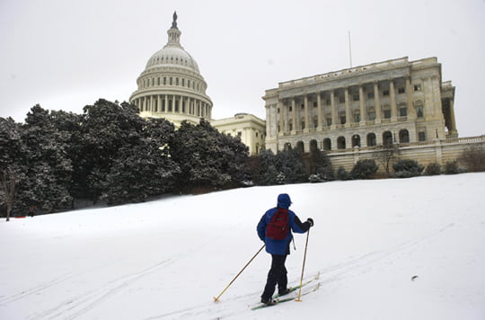 <YONHAP PHOTO-0249> A man cross-country skis outside the US Capitol in Washington, DC, March 3, 2014 after an early morning snow storm. Snow began falling in the nation's capital early Monday, and officials warned people to stay off treacherous, icy roads a scene that has become familiar to residents in the Midwest, East and even Deep South this year. Schools were canceled, bus service was halted in places and federal government workers in the DC area were told to stay home Monday.   AFP PHOTO / Jim WATSON../2014-03-04 06:03:30/
<저작권자 ⓒ 1980-2014 ㈜연합뉴스. 무단 전재 재배포 금지.>