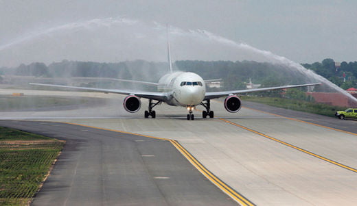 A Delta aircraft is given a water cannon salute after making a ceremonial landing with dignitaries on the new fifth runway at Hartsfield-Jackson Atlanta International Airport in Atlanta, Georgia May 16, 2006. The fifth runway which will open for commercial flights on May 27 is to help cut airport delays and will increase the airport capacity by 300,000 passengers a year. REUTERS/Tami Chappell



<저작권자 ⓒ 2005 연 합 뉴 스. 무단전재-재배포 금지.>
