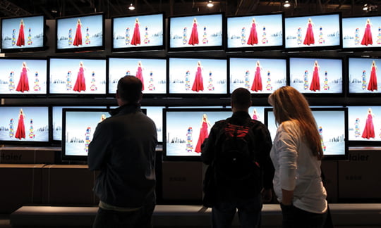 <YONHAP PHOTO-0287> LAS VEGAS - JANUARY 06: Workers look at a display of Haier televisions at the 2010 International Consumer Electronics Show at the at the Las Vegas Convention Center January 6, 2010 in Las Vegas, Nevada. CES, the world's largest annual consumer technology tradeshow, kicks off January 7 and runs through January 10 and is expected to feature 2,500 exhibitors showing off their latest products and services to about 110,000 attendees.   Justin Sullivan/Getty Images/AFP
== FOR NEWSPAPERS, INTERNET, TELCOS & TELEVISION USE ONLY ==
/2010-01-07 05:42:21/
<????沅??? ?? 1980-2010 ???고?⑸?댁?? 臾대? ??? ?щ같? 湲?吏?.>