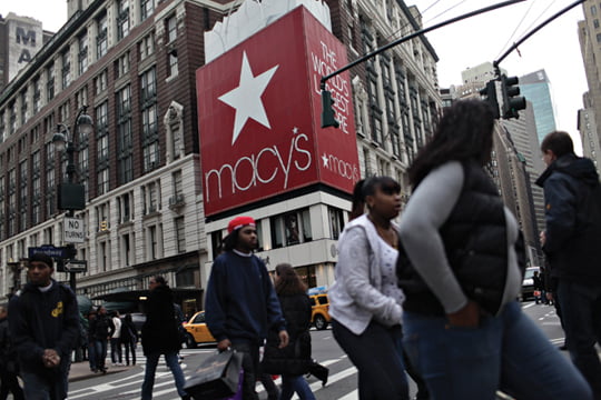 <YONHAP PHOTO-0252> Pedestrians walk outside Macy's department store in New York, U.S., on Monday, Feb. 2, 2009. Macy's Inc., the second-largest U.S. department-store company, is eliminating 7,000 jobs, slashing its quarterly dividend and buying back bonds to help manage its debt load as sales drop. Photographer: Daniel Acker/Bloomberg News/2009-02-03 06:50:35/
<저작권자 ⓒ 1980-2009 ㈜연합뉴스. 무단 전재 재배포 금지.>