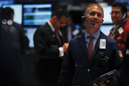 <YONHAP PHOTO-0230> Trader Timothy Nick works on the floor of the New York Stock Exchange September 5, 2013. U.S. stocks edged higher on Thursday, putting equities on track for a third straight day of gains as a flurry of economic data pointed to improving economic conditions. REUTERS/Brendan McDermid (UNITED STATES  - Tags: BUSINESS)/2013-09-06 06:59:41/
<저작권자 ⓒ 1980-2013 ㈜연합뉴스. 무단 전재 재배포 금지.>