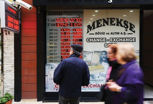 <YONHAP PHOTO-0025> A Turkish man stands in front of a foreign exchange shop on January 28, 2014 in Istanbul.  The central bank heads into a crisis meeting on raising rates to defend the lira, defying the government which says the economy is doing well. The lira and stock market rallied in morning trading ahead of a crisis meeting of the central bank later today and decision around midnight.  AFP PHOTO/GURCAN OZTURK../2014-01-29 00:13:19/
<저작권자 ⓒ 1980-2014 ㈜연합뉴스. 무단 전재 재배포 금지.>