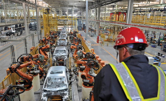 <YONHAP PHOTO-0802> An employee looks at an assembly line at a Ford manufacturing plant in Chongqing municipality April 20, 2012. The new Ford car massive manufacturing plant, which opened in February, will need to be a success if Ford is to get a better foothold in the world's biggest car market, where it badly lags rivals such as General Motors Co and Volkswagen AG, which together produced the six top-selling cars in the country in 2011. Ford -- which was late getting into China -- had just 2.8 percent of the 18.5 million vehicle market last year, against GM's 14 percent and VW's 12 percent. Picture taken April 20, 2012. To match FEATURE FORD-CHINA/        REUTERS/Stringer (CHINA - Tags: TRANSPORT BUSINESS) CHINA OUT. NO COMMERCIAL OR EDITORIAL SALES IN CHINA/2012-05-14 13:42:19/
<????沅??? ?? 1980-2012 ???고?⑸?댁?? 臾대? ??? ?щ같? 湲?吏?.>