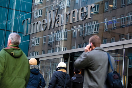 <YONHAP PHOTO-0026> Pedestrians walk past the Time Warner Center, headquarters building of Time Warner Inc., in New York, U.S., on Monday, Feb. 7, 2011. AOL Inc. agreed to buy the Huffington Post for $315 million as the internet company spun off from Time Warner increases its investments in online content to help revive growth in advertising revenue. Photographer: Jin Lee/Bloomberg/2011-02-08 00:31:47/
<저작권자 ⓒ 1980-2011 ㈜연합뉴스. 무단 전재 재배포 금지.>