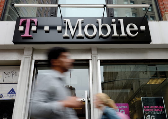 사진은 3일(현지시간) 미국 뉴욕의 T모바일 대리점의 모습이다. 이날 미국 언론은 T모바일의 모회사 도이치텔레콤이 T모바일USA와 메트로PCS를 합병한다고 보도했다. (EPA=연합뉴스)  



epa03419978 A view of a T-Mobile store in New York, New York, USA, 03 October 2012. It was reported today that T-Mobile is purchasing MetroPCS Communications, with Deutsche Telekom AG, the owner of T-Mobile USA, holding 74 percent of the new business, while MetroPCS's shareholders will retain the remainder.  EPA/JUSTIN LANE