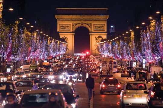 <YONHAP PHOTO-0288> Holiday lights hang from trees to illuminate Champs Elysees in Paris as rush hour traffic fills the avenue leading up to the Arc de Triomphe November 23, 2009.  REUTERS/Charles Platiau   (FRANCE CITYSCAPE SOCIETY)/2009-11-24 05:52:33/
<저작권자 ⓒ 1980-2009 ㈜연합뉴스. 무단 전재 재배포 금지.>