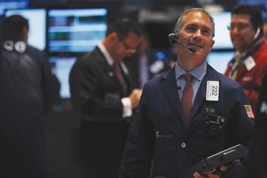 <YONHAP PHOTO-0230> Trader Timothy Nick works on the floor of the New York Stock Exchange September 5, 2013. U.S. stocks edged higher on Thursday, putting equities on track for a third straight day of gains as a flurry of economic data pointed to improving economic conditions. REUTERS/Brendan McDermid (UNITED STATES  - Tags: BUSINESS)/2013-09-06 06:59:41/
<????沅??? ?? 1980-2013 ???고?⑸?댁?? 臾대? ??? ?щ같? 湲?吏?.>