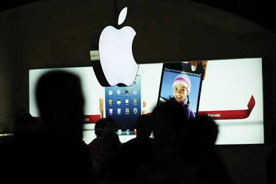 <YONHAP PHOTO-0367> NEW YORK, NY - DECEMBER 10: People walk through the Apple retail store in Grand Central Terminal on December 10, 2012 in New York City. Apple Inc. stock was down $4.56 per share, or 0.86 percent decline as investors and analysts worry that the U.S market is becoming saturated with apple products. Apple, the world's most valuable publicly traded company, has lost $167 billion in market value in less than three months.   Spencer Platt/Getty Images/AFP== FOR NEWSPAPERS, INTERNET, TELCOS & TELEVISION USE ONLY ==../2012-12-11 07:17:12/
<저작권자 ⓒ 1980-2012 ㈜연합뉴스. 무단 전재 재배포 금지.>