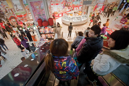 <YONHAP PHOTO-0917> People ride an escalator at a shopping mall in Beijing, China, on Monday, Dec. 13, 2010. China risks a more abrupt tightening in monetary policy next year after refraining from raising interest rates since October even as inflation accelerated to the fastest pace in more than two years. Photographer: Nelson Ching/Bloomberg/2010-12-14 06:50:18/
<????沅??? ?? 1980-2010 ???고?⑸?댁?? 臾대? ??? ?щ같? 湲?吏?.>